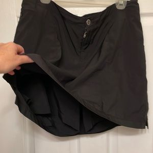 Skort. Elastic back with zip and button closure. Quick dry and great for travel
